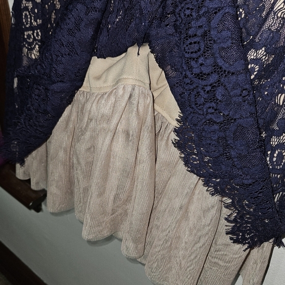 Betsy & Adam open back lace dress with 3/4 sleeves. Fit and flare. Size 8 Medium - Picture 11 of 12